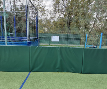 Projekty obce / Doplnenie ochranných mantinelov na multifunkčnom ihrisku ,, Projekt je podporený z rozpočtu PSK 